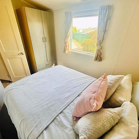 Great 8 Berth Caravan For Hire At Seawick Holiday Park In Essex Ref 27227Sw Clacton-on-Sea Dış mekan fotoğraf