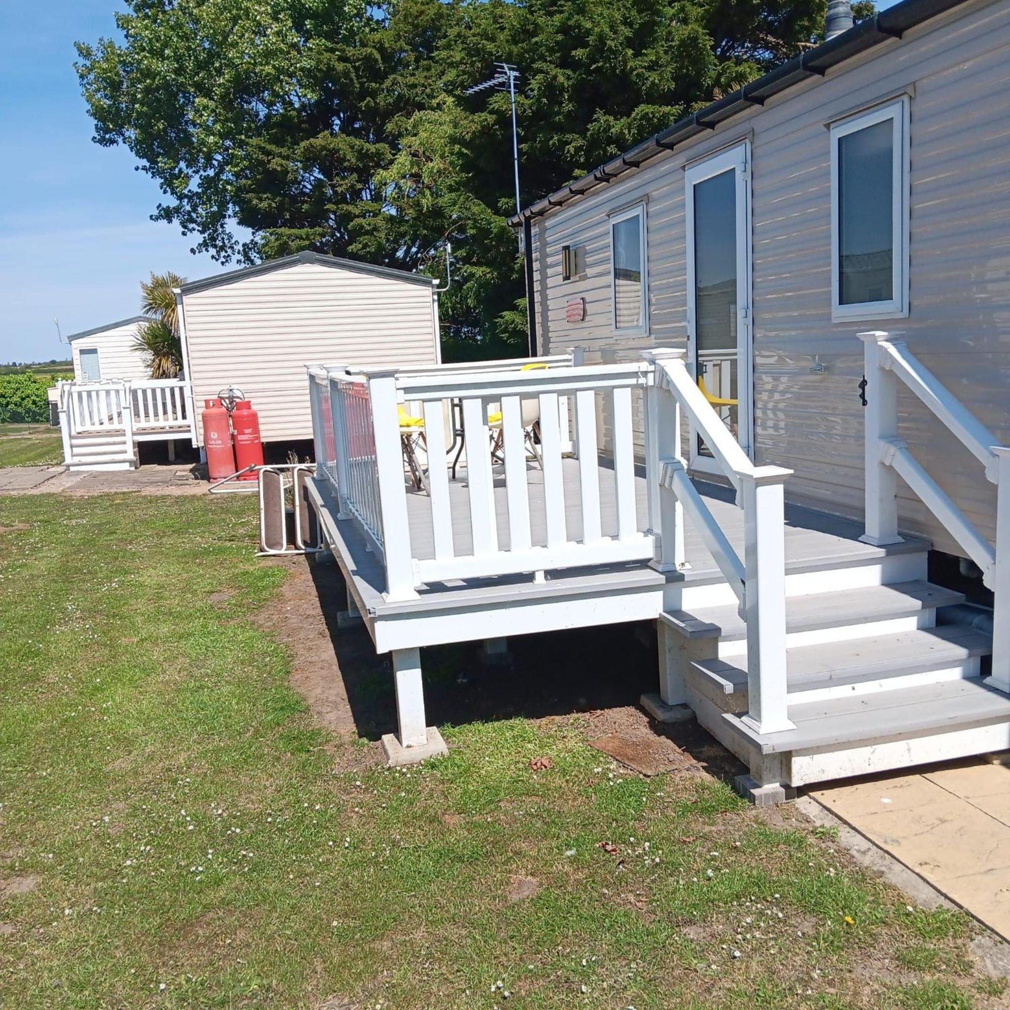 Great 8 Berth Caravan For Hire At Seawick Holiday Park In Essex Ref 27227Sw Clacton-on-Sea Dış mekan fotoğraf
